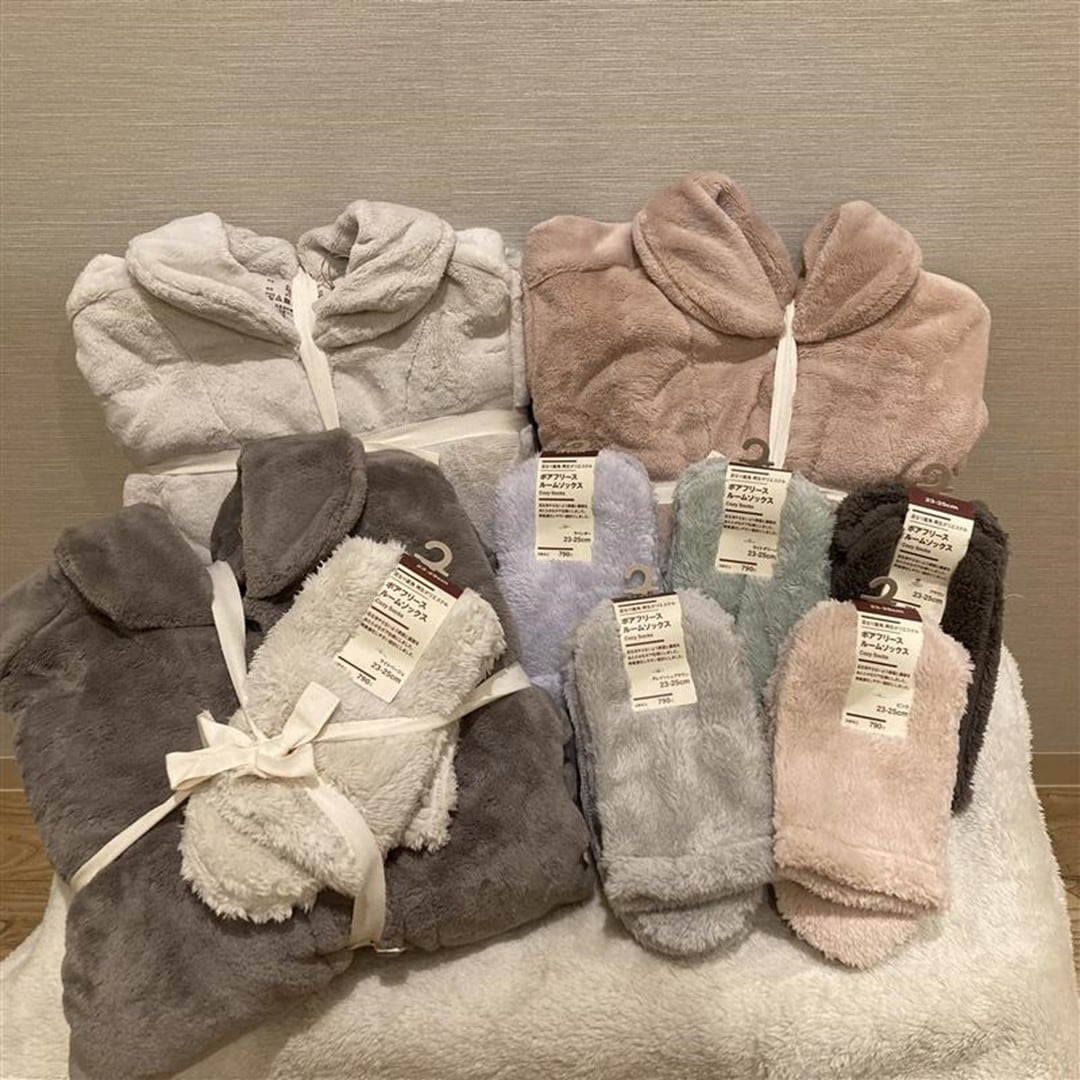 婦人の着る毛布と靴下の写真です。