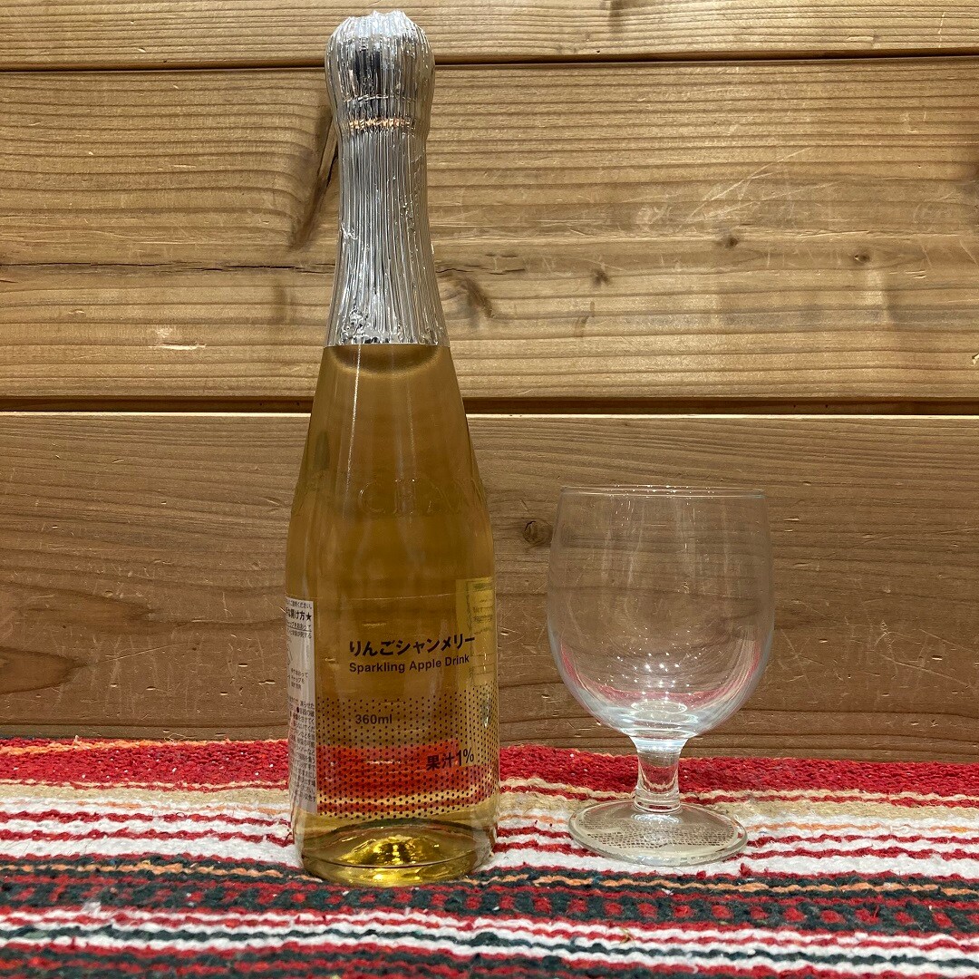 黄金色のりんご味のシャンメリーです。