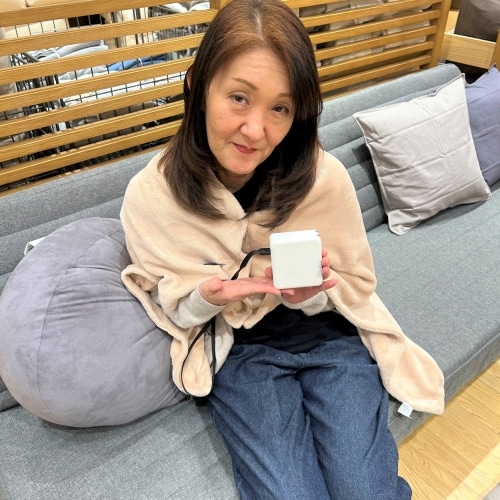 羽織れる電気ブランケットを羽織っている画像