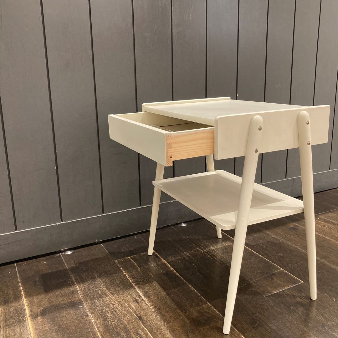 サイドテーブル