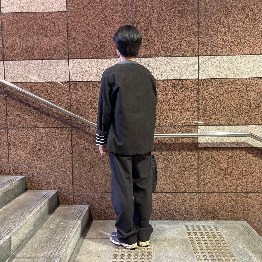 男の子が立っている写真