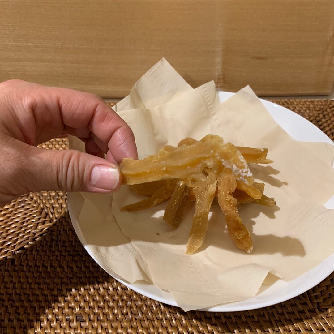 指でつまんでる干し芋