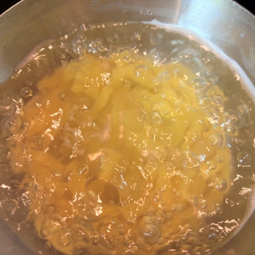 麺をゆでている画像