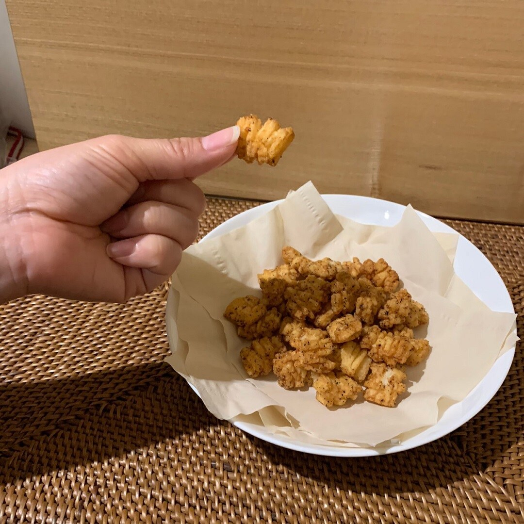 お皿にのった米菓黒こしょう