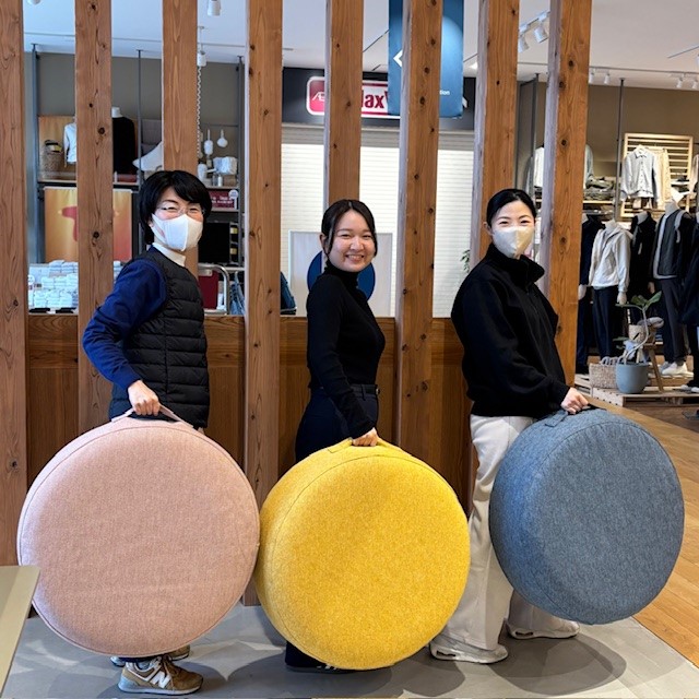 空気でできたフロアクッション　持ち運びしやすい