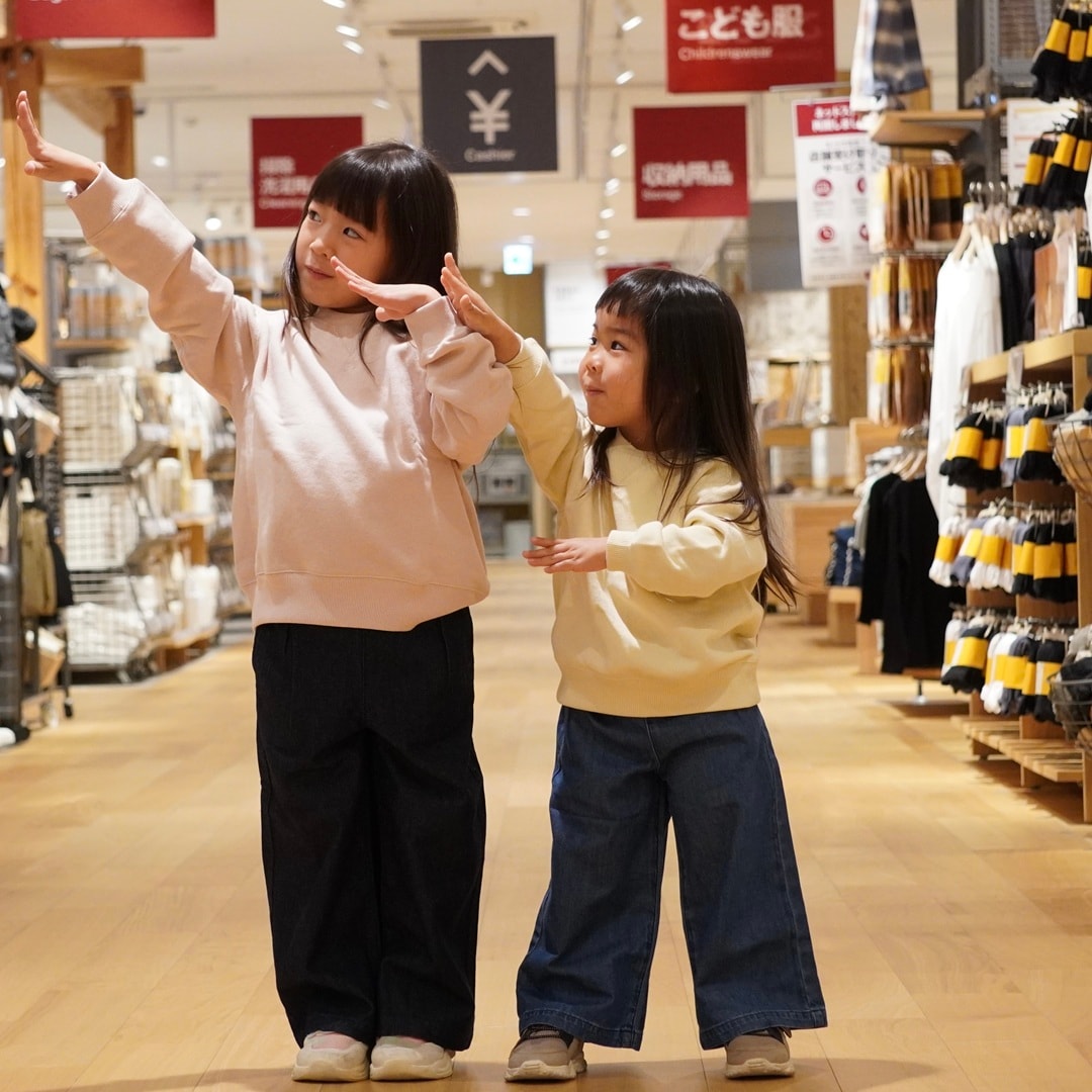 子供服を着た二人