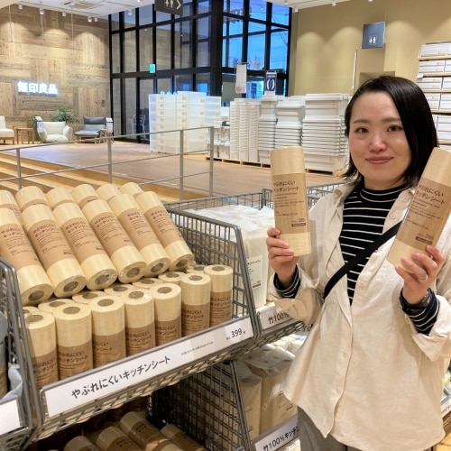 商品を持っている画像