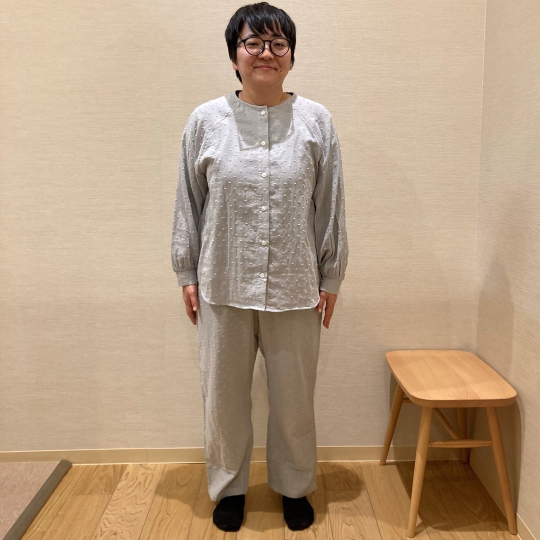 ドットのパジャマを着たスタッフの写真です。