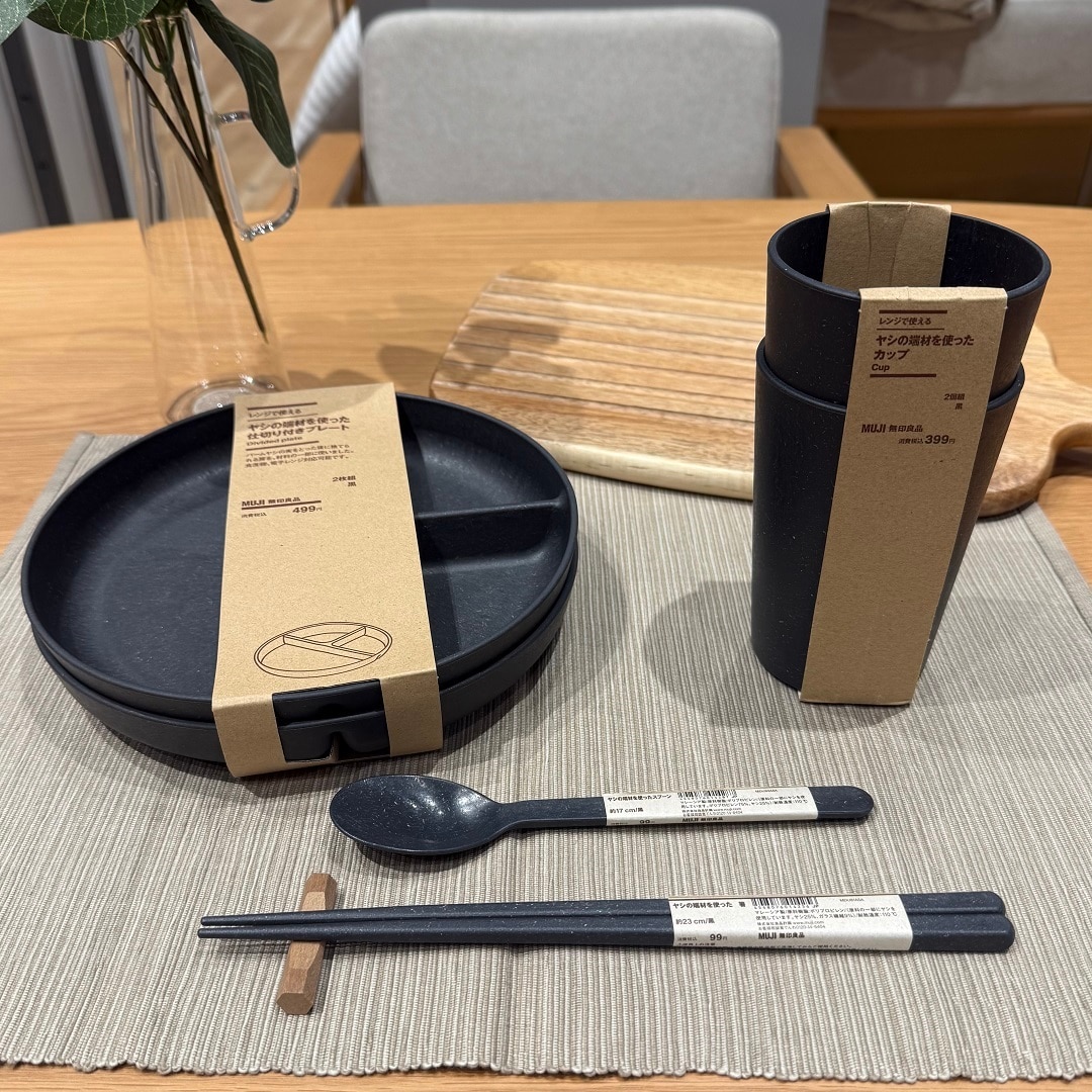 ヤシの端材を使ったシリーズの黒色