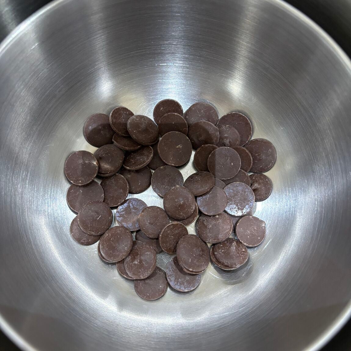 チョコレートコーチングを湯煎で溶かします