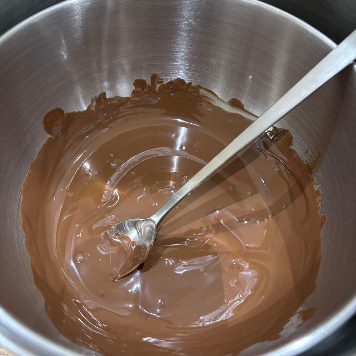 チョコレートが柔らかくなったら、スプーンで混ぜて溶かします