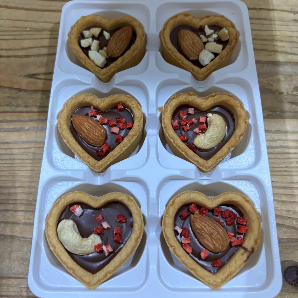 チョコタルトにトッピングをします。