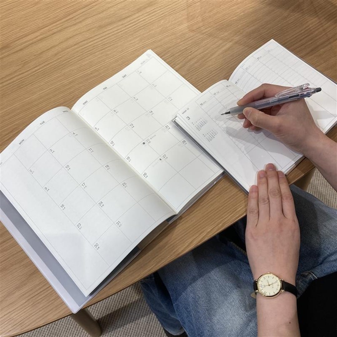 スケジュール帳書く様子