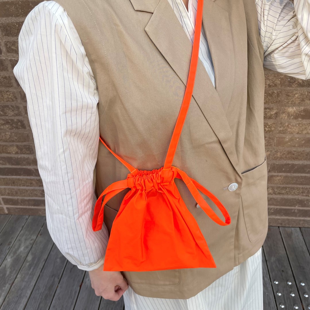 ネオンオレンジ