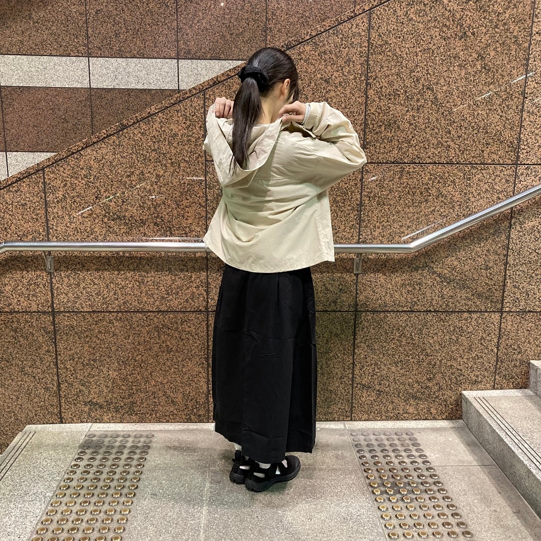 立っている女性の写真