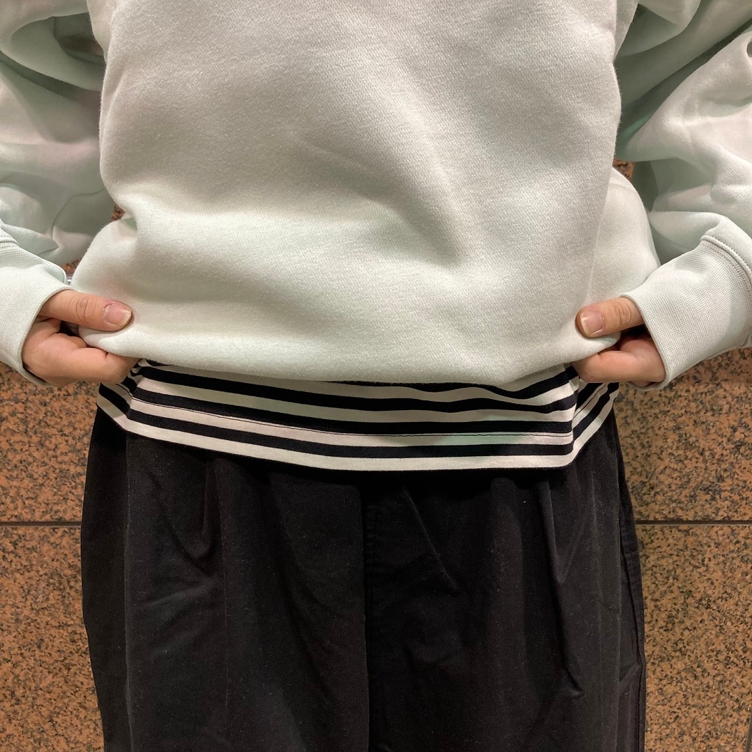 立っている女性の写真