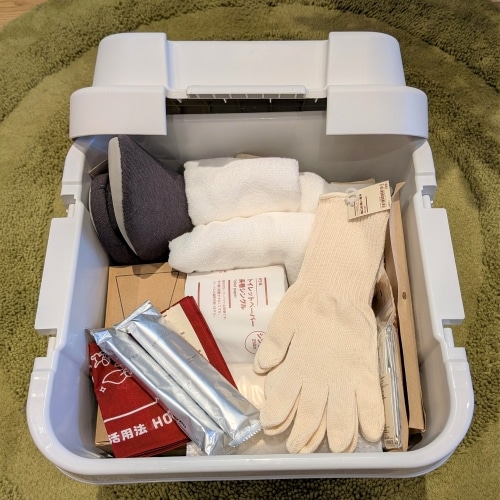 頑丈ボックスに防災用品が入っている画像