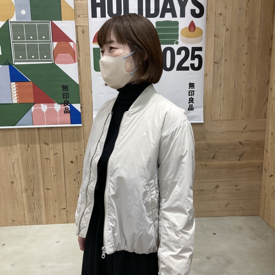 アウターを女性が着ている画像