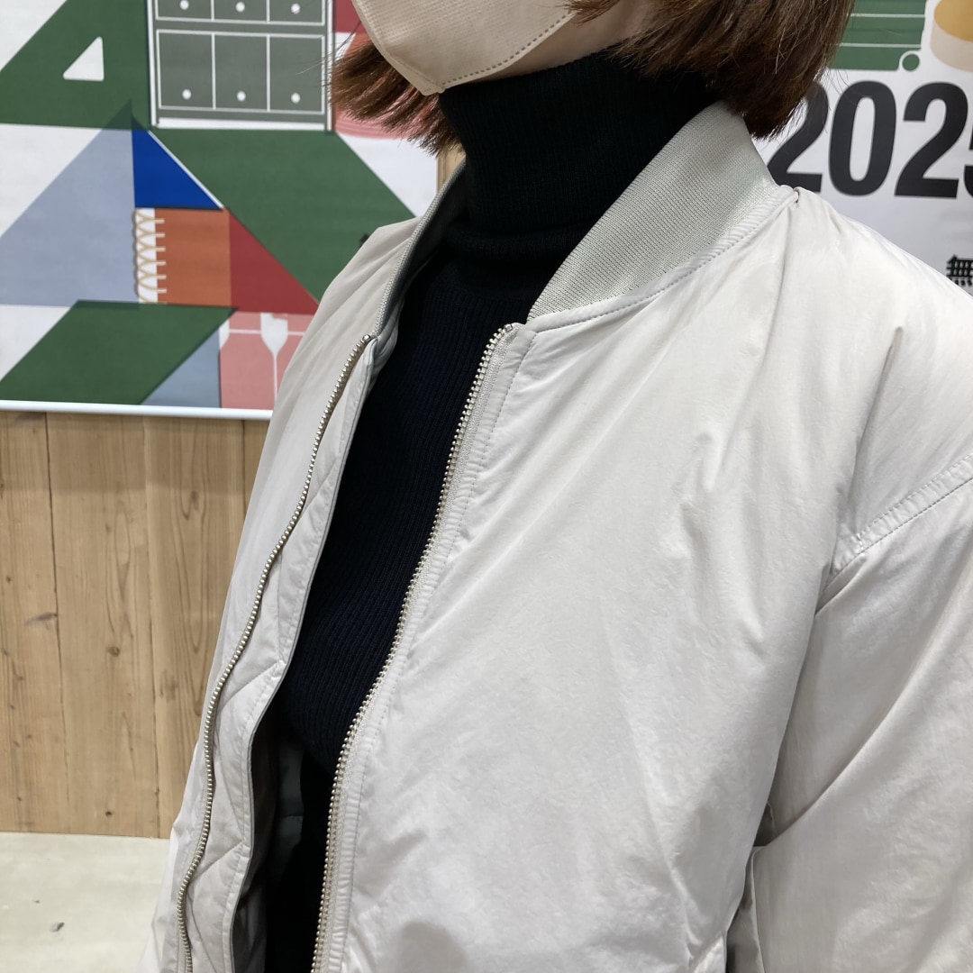 ニットを着ている首元のアップ写真