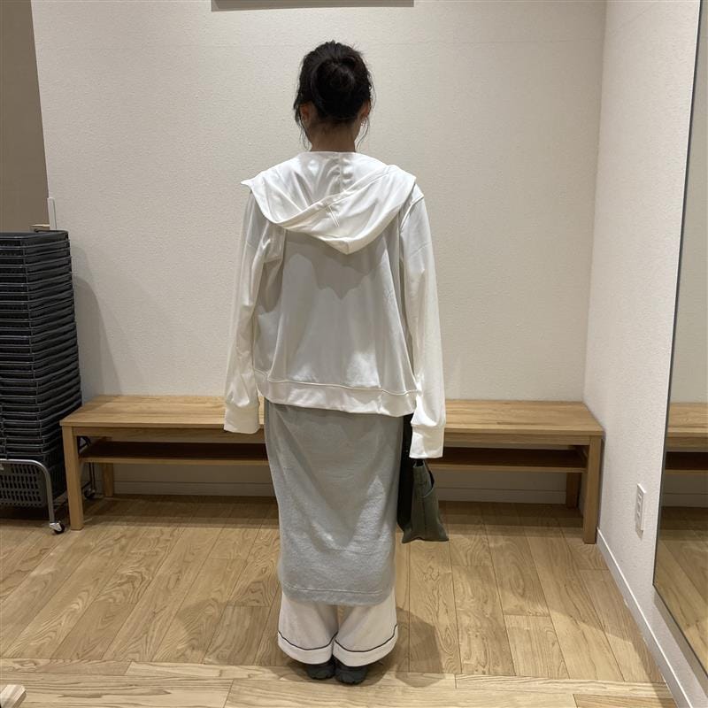 【堅田】婦人着るタオル後ろ