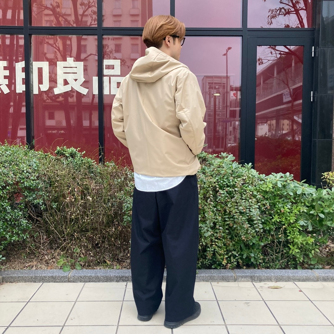 立っている男性の写真。