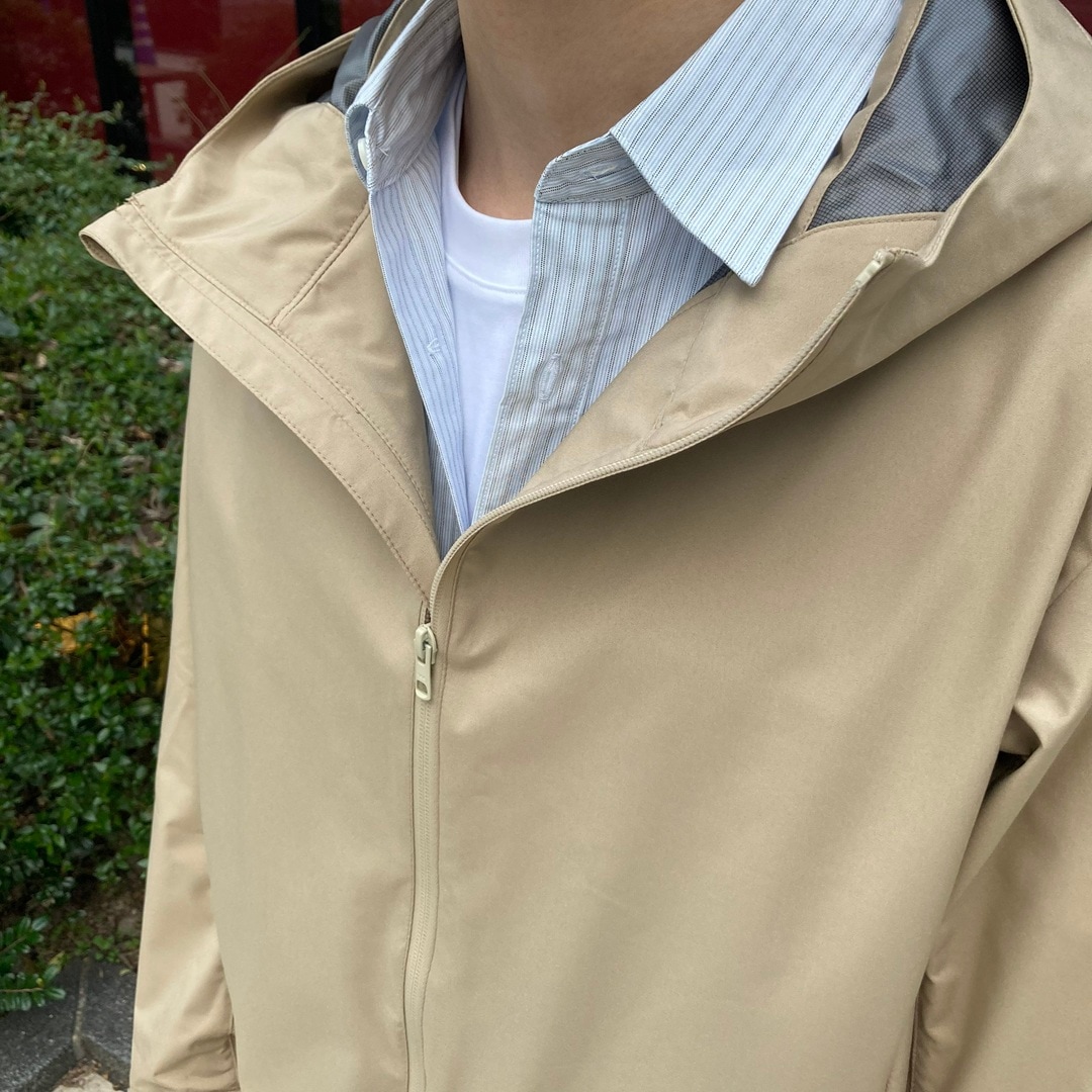 立っている男性の写真。