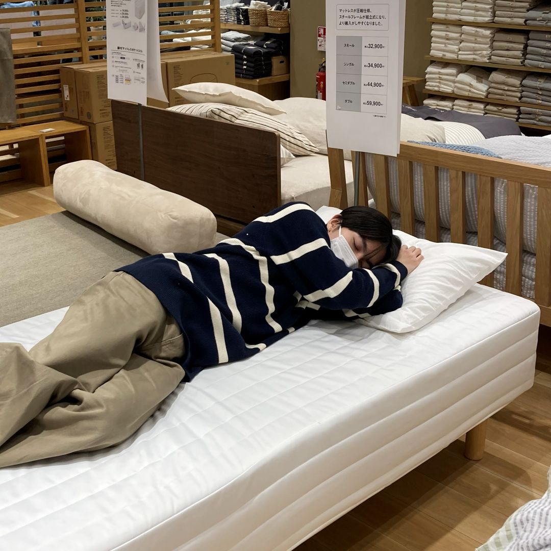 脚付きマットレスに寝ている人