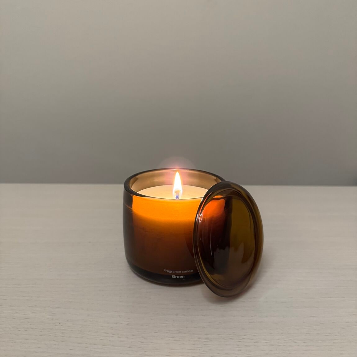 フレグランスキャンドルに火を灯した様子。