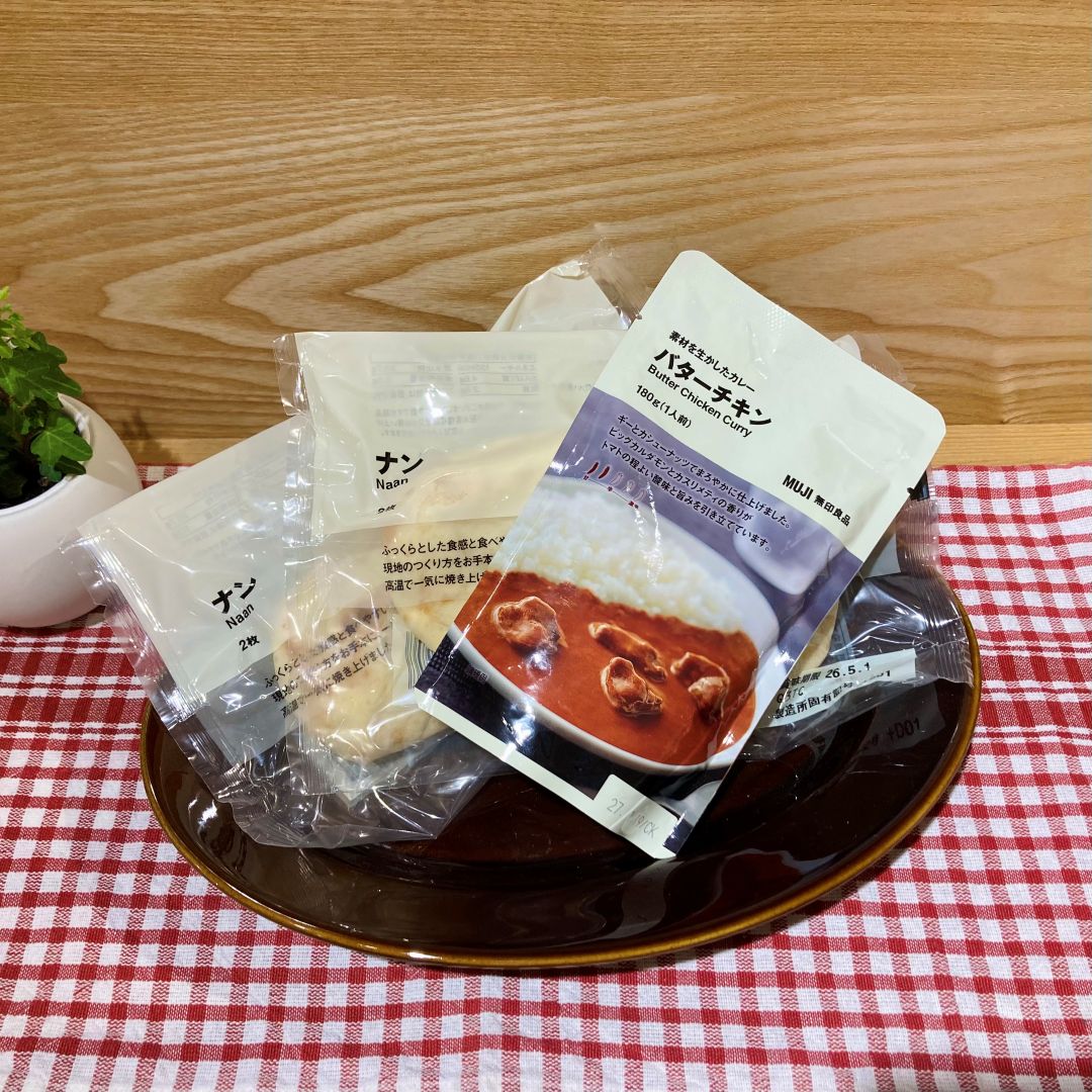 バターチキンカレーとナンの写真