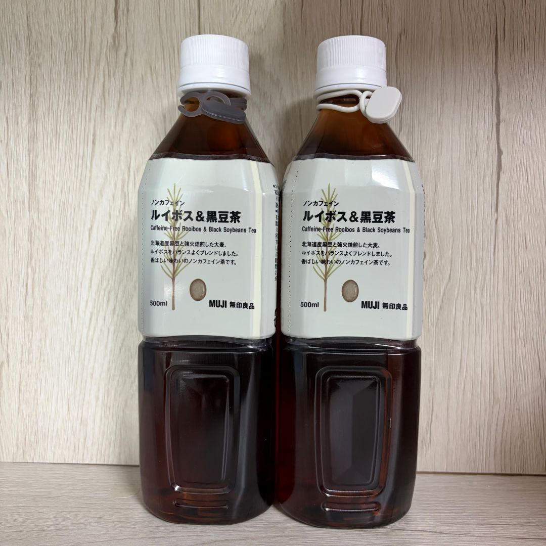 飲み物にマルチバンドをつけて目印にしている写真
