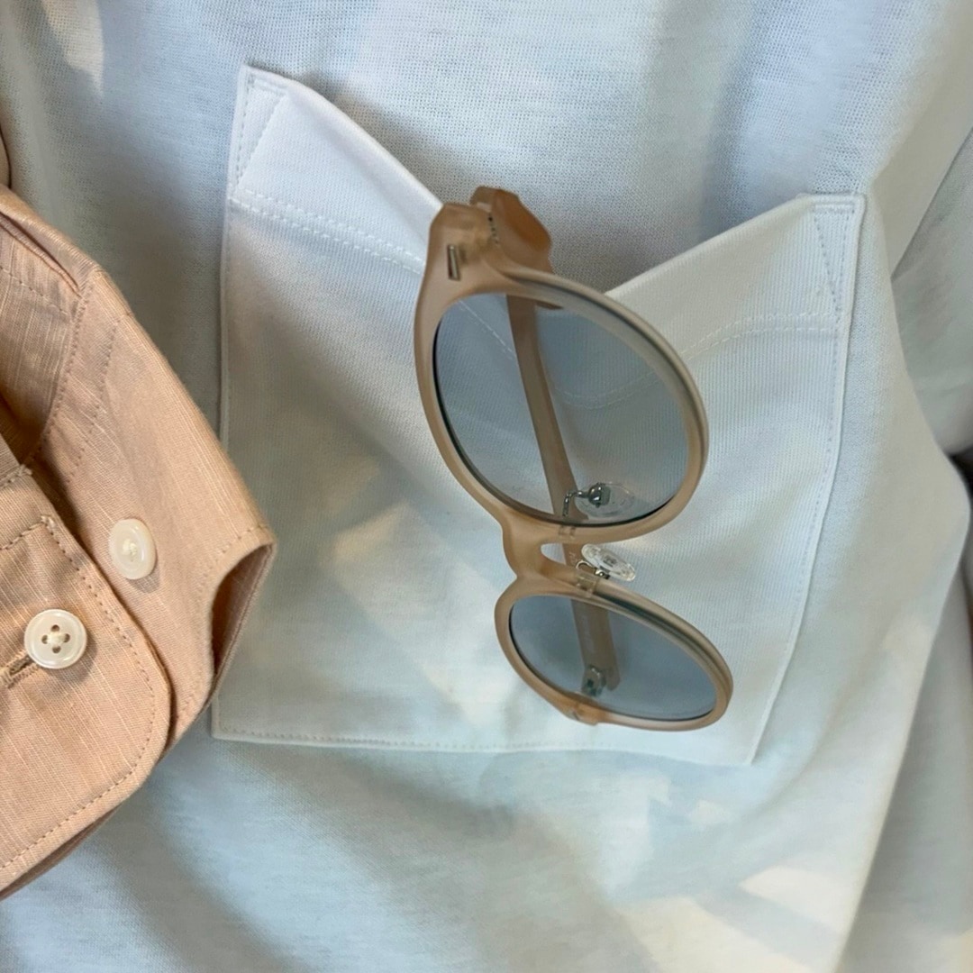 シャツと同色のサングラス