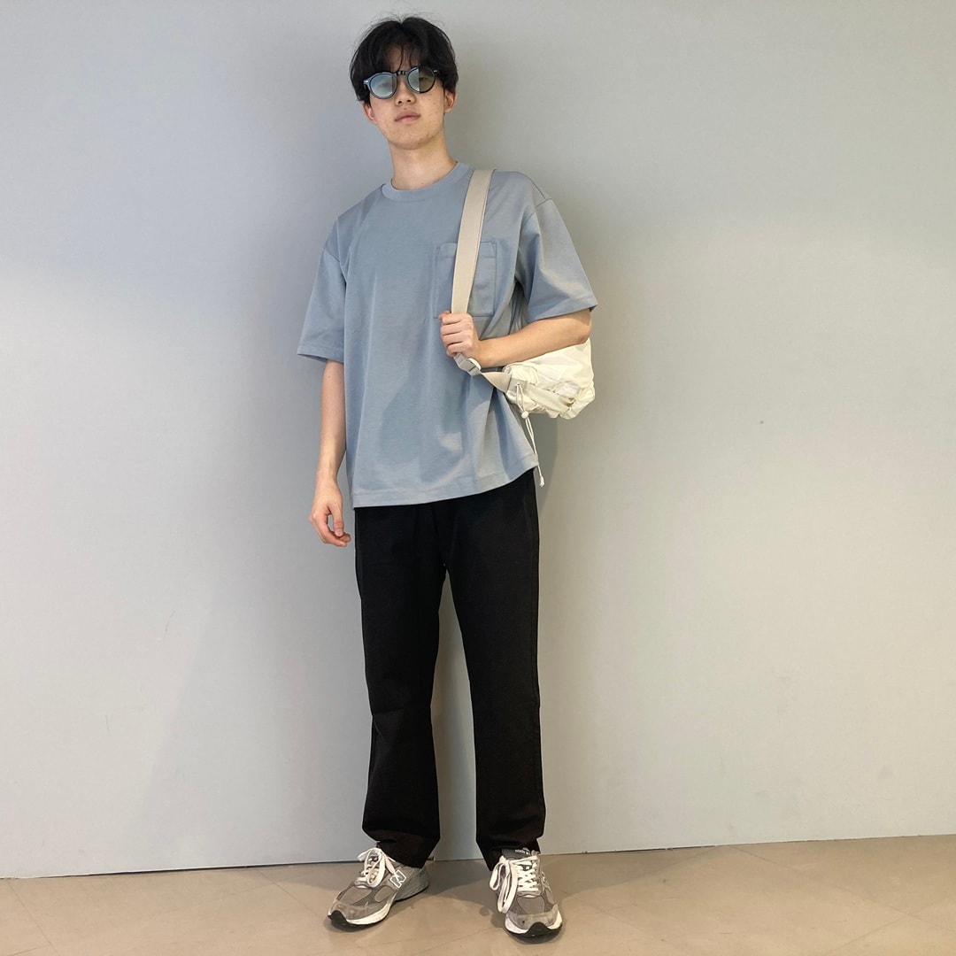 シンプルなコーディネートに小物をプラス