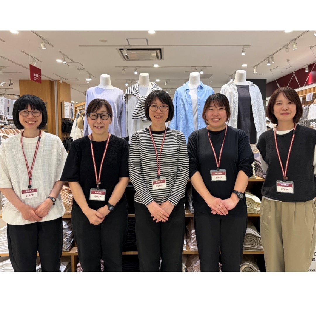 店舗スタッフ集合写真