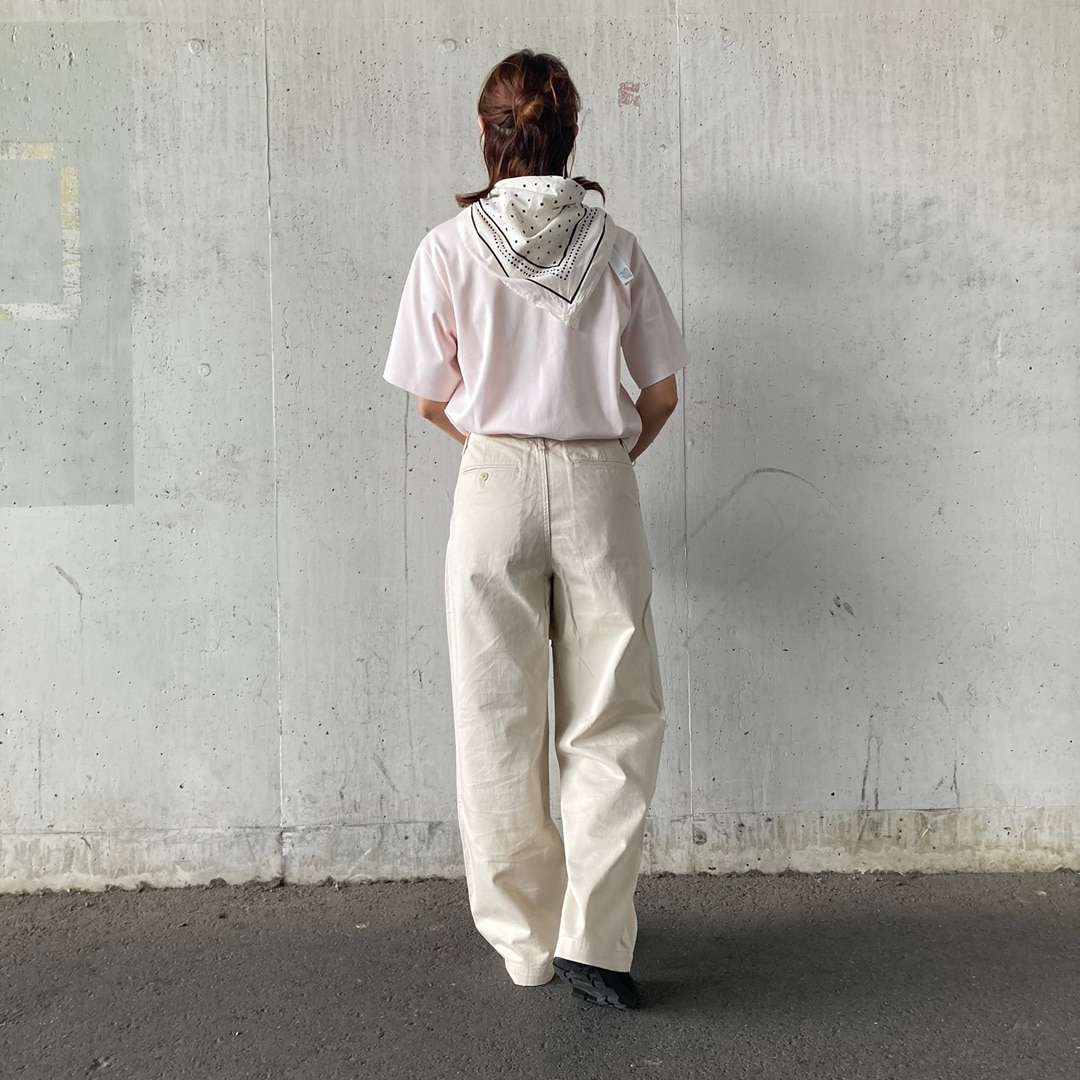 服を着た立っている女性の写真。