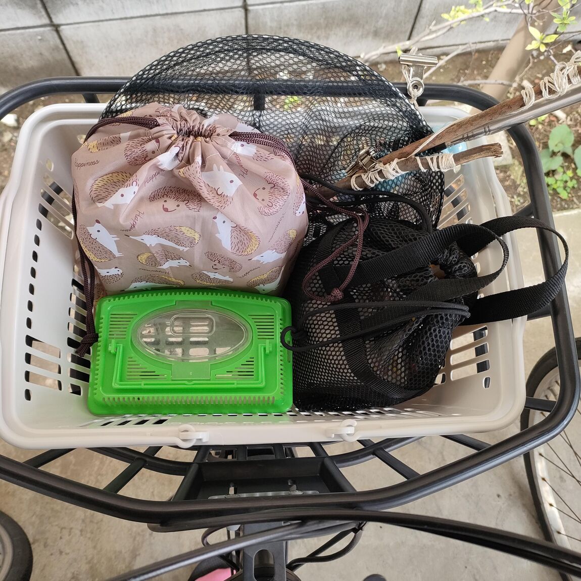 買い物カゴを入れた自転車カゴ