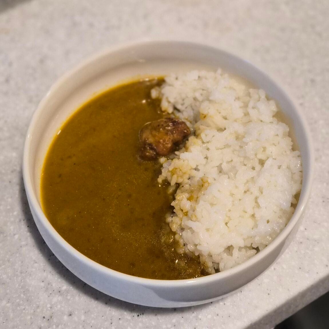 現地に学ぶ　スリランカ　ココナッツと青唐辛子のチキンカレー