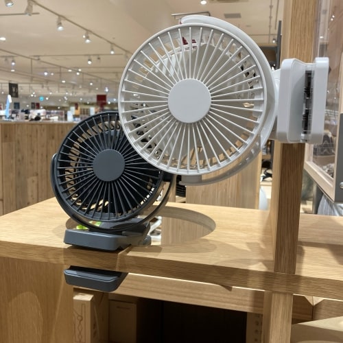 机に挟んだクリップファン