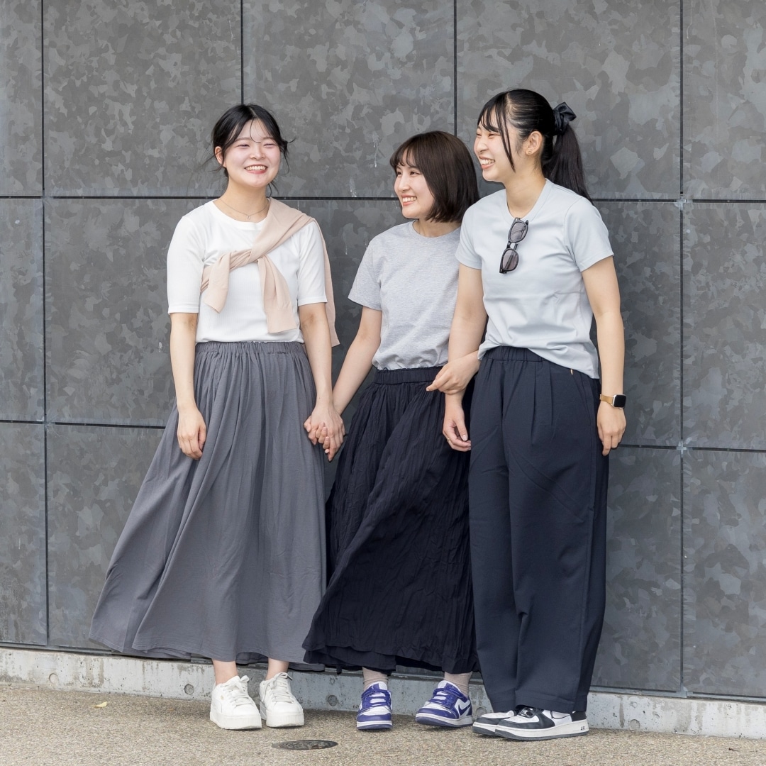女子三人手つないで笑う