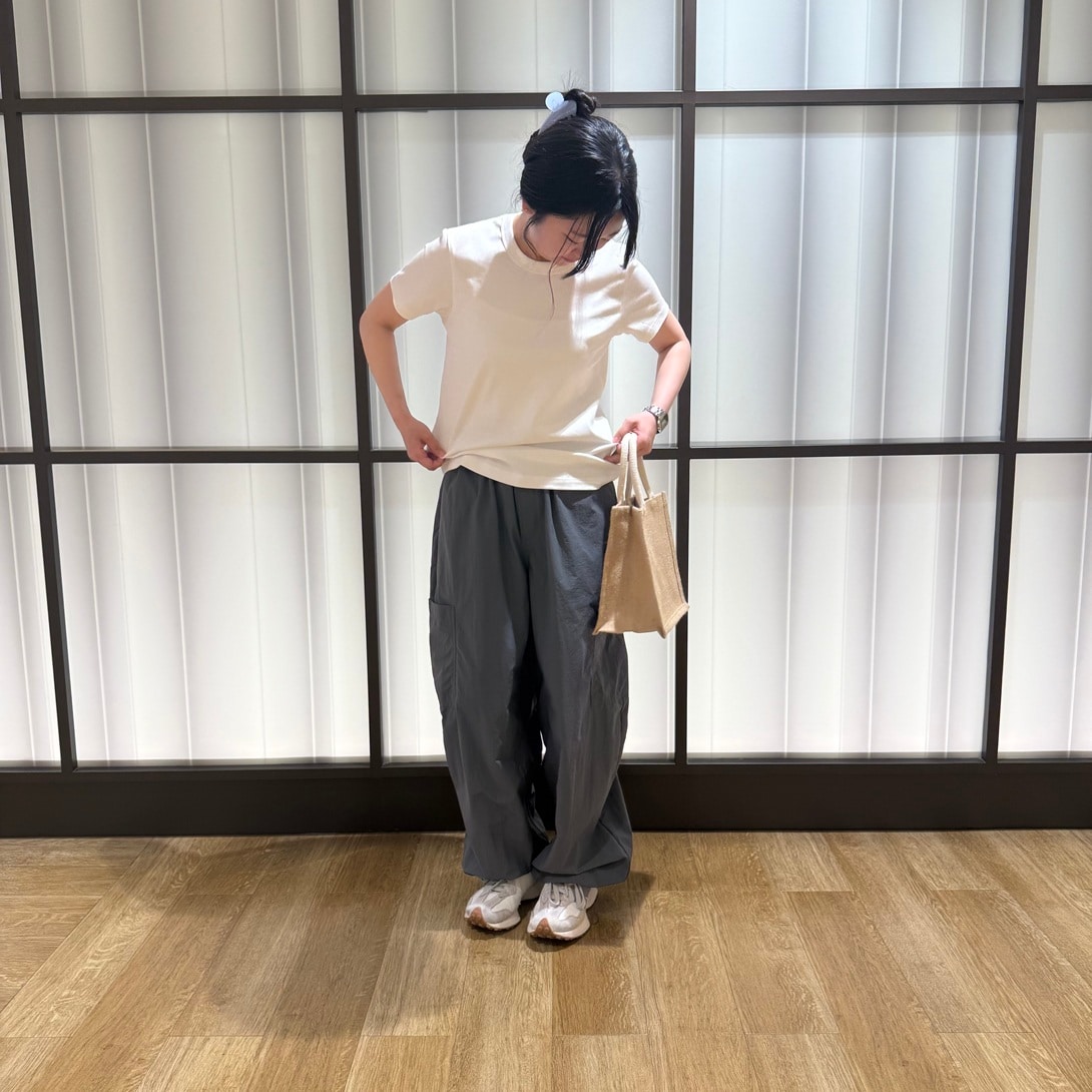 神戸阪急＿汗じみ＿全身　下向いてる
