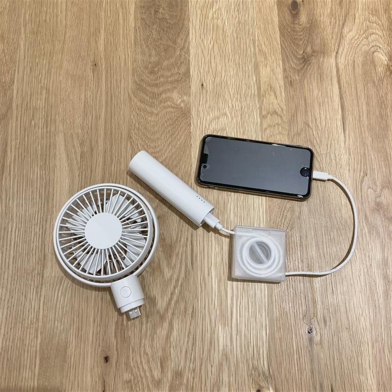 ハンディファン充電中