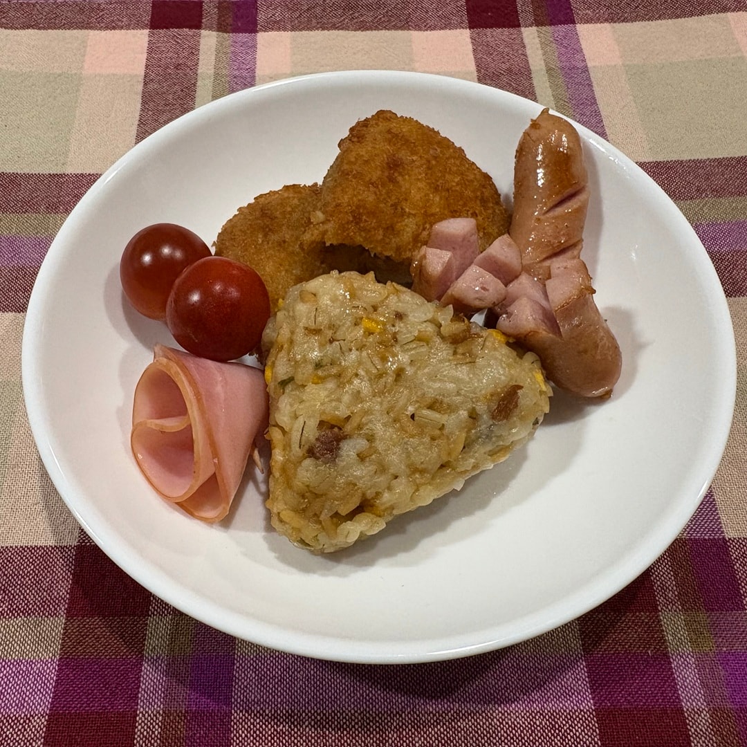 たんぱく質がとれるおにぎり　鶏そぼろと玉子盛り付け後