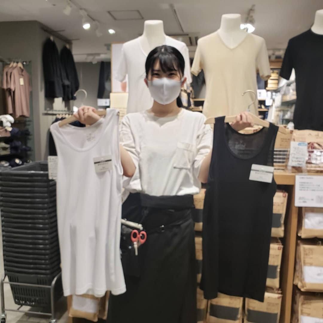 タンクトップインナーを手に持ったスタッフ