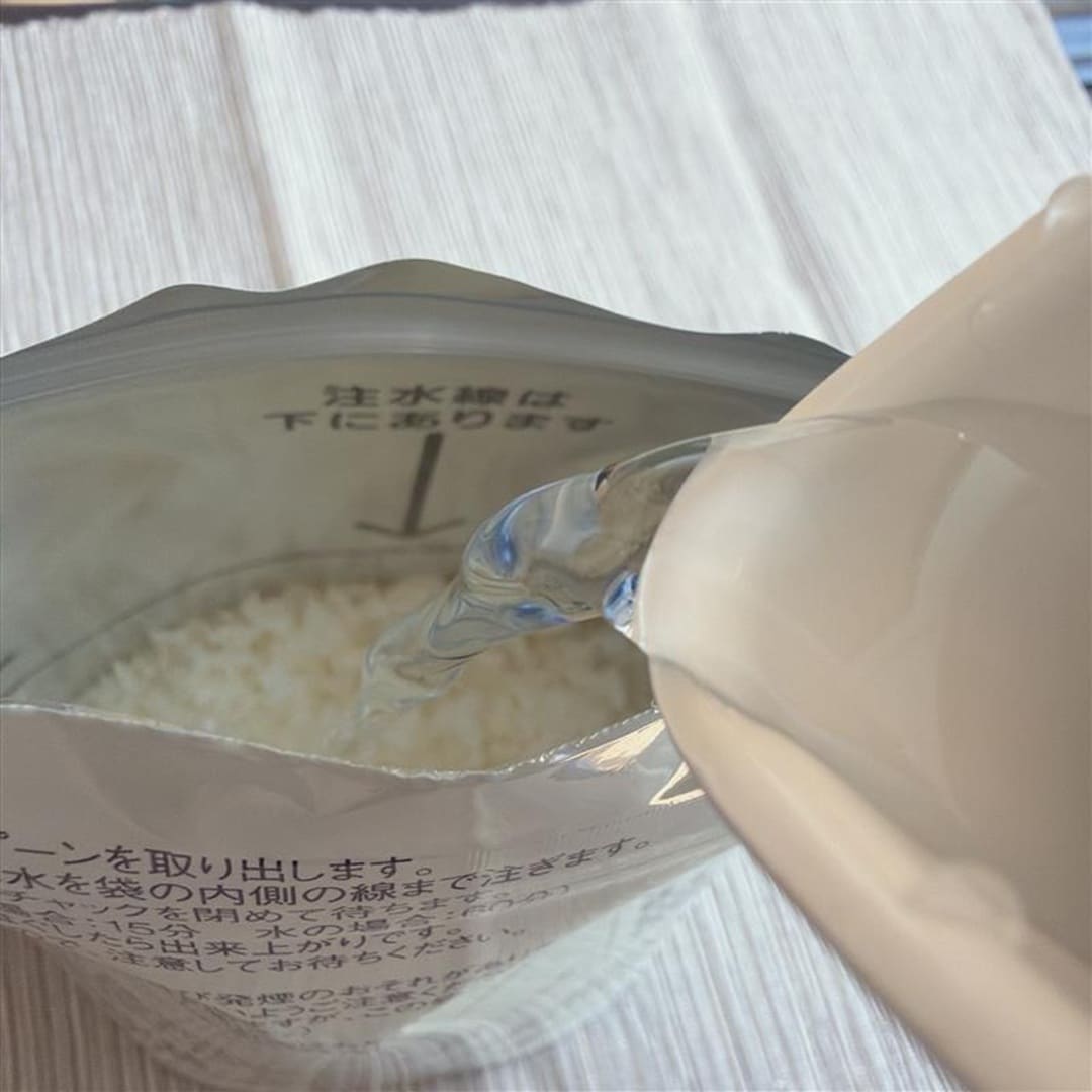 備蓄ごはん白米注水シーン