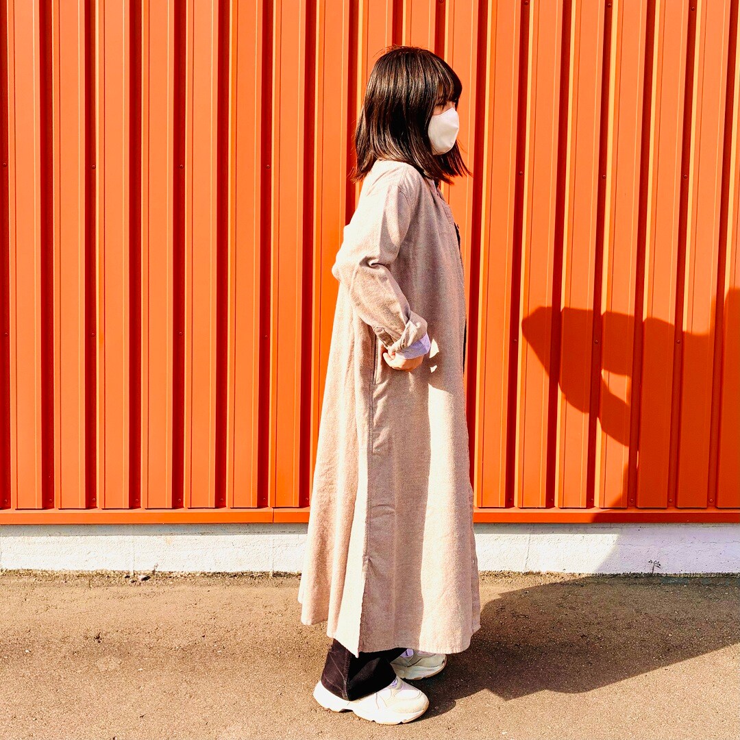 【コープさっぽろ藤野】身長153㎝《コーデのポイント》 フランネルのワンピースを羽織として用いた コーディネートを組んでみました。  こちらのワンピースは一枚で着るのはもちろん、 前のボタンをすべて開けると、このように羽織としても 着ることができます。  寒暖差の激しいこの時期、 外出の際に一枚持っておくと安心です。  フランネル生地のシャツも店頭にて販売しております。 合わせてご確認くださいませ。  《スタッフ着用品》 商品名：両面起毛甘撚りフランネル　スタンドカラー長袖ワンピース 着用カラー：モカブラ_o7PAHr