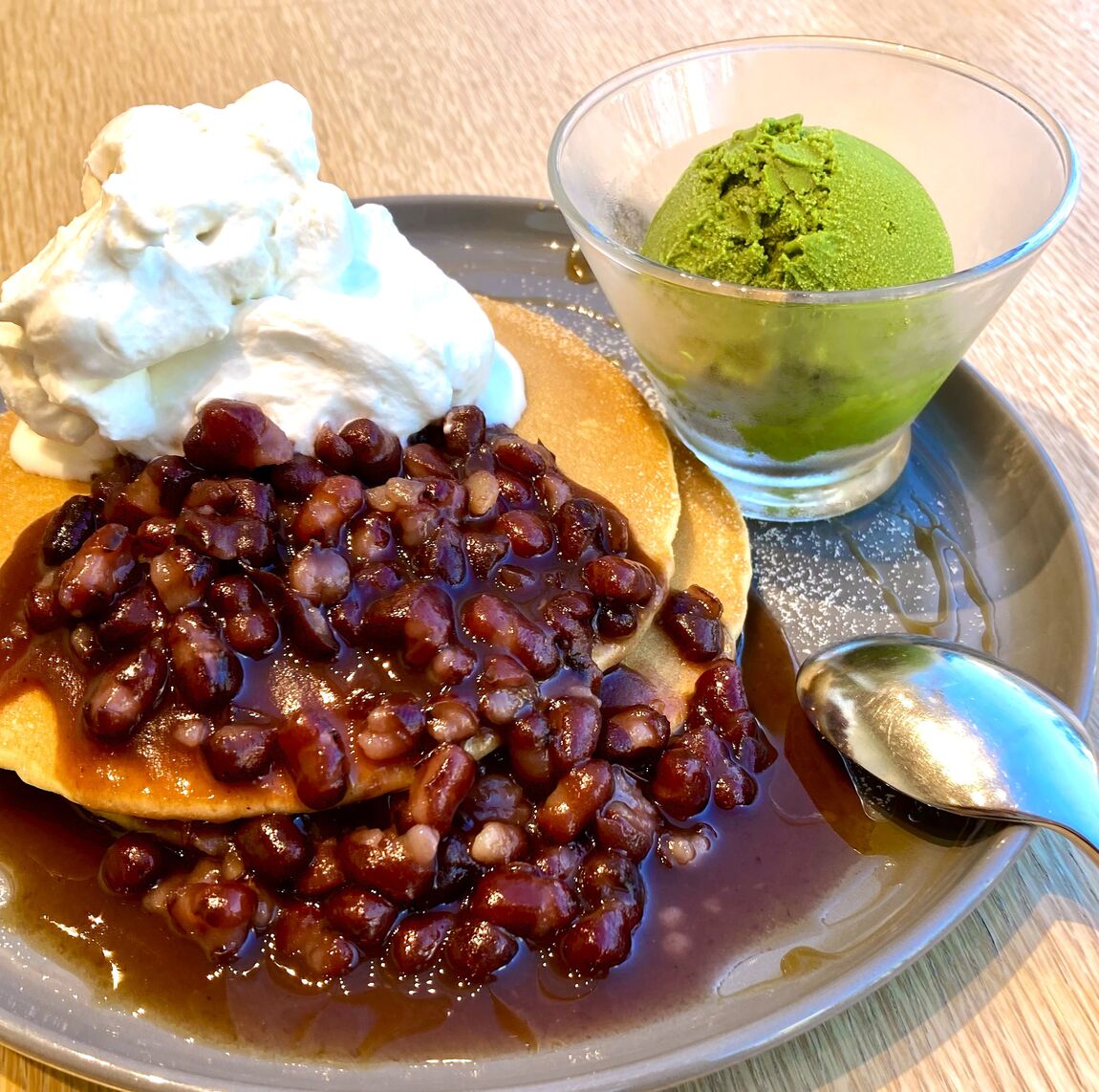 【Cafe＆MealMUJ神戸BAL】パンケーキにアイスを添えて_oR8pcX