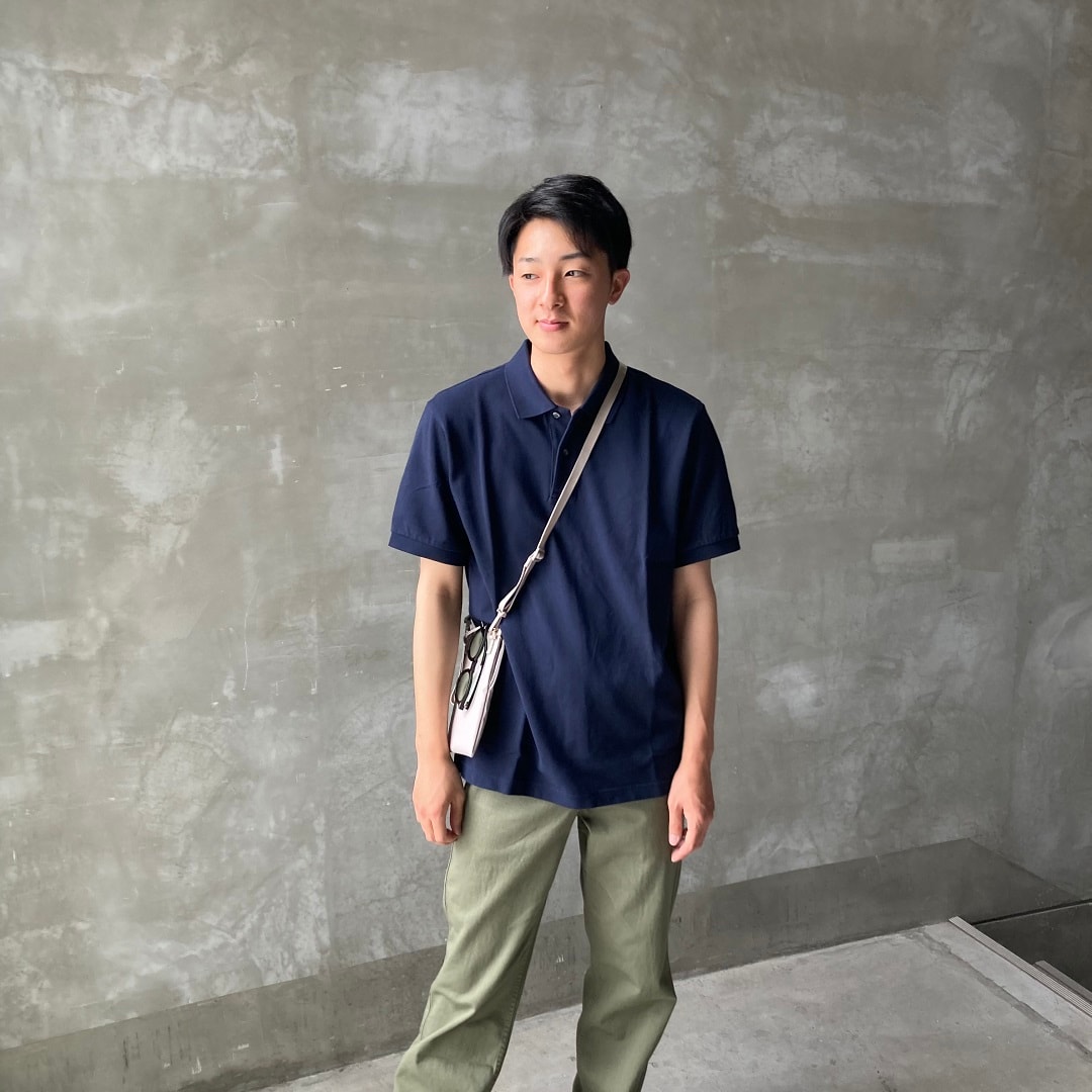 上半身をアップで見せた写真