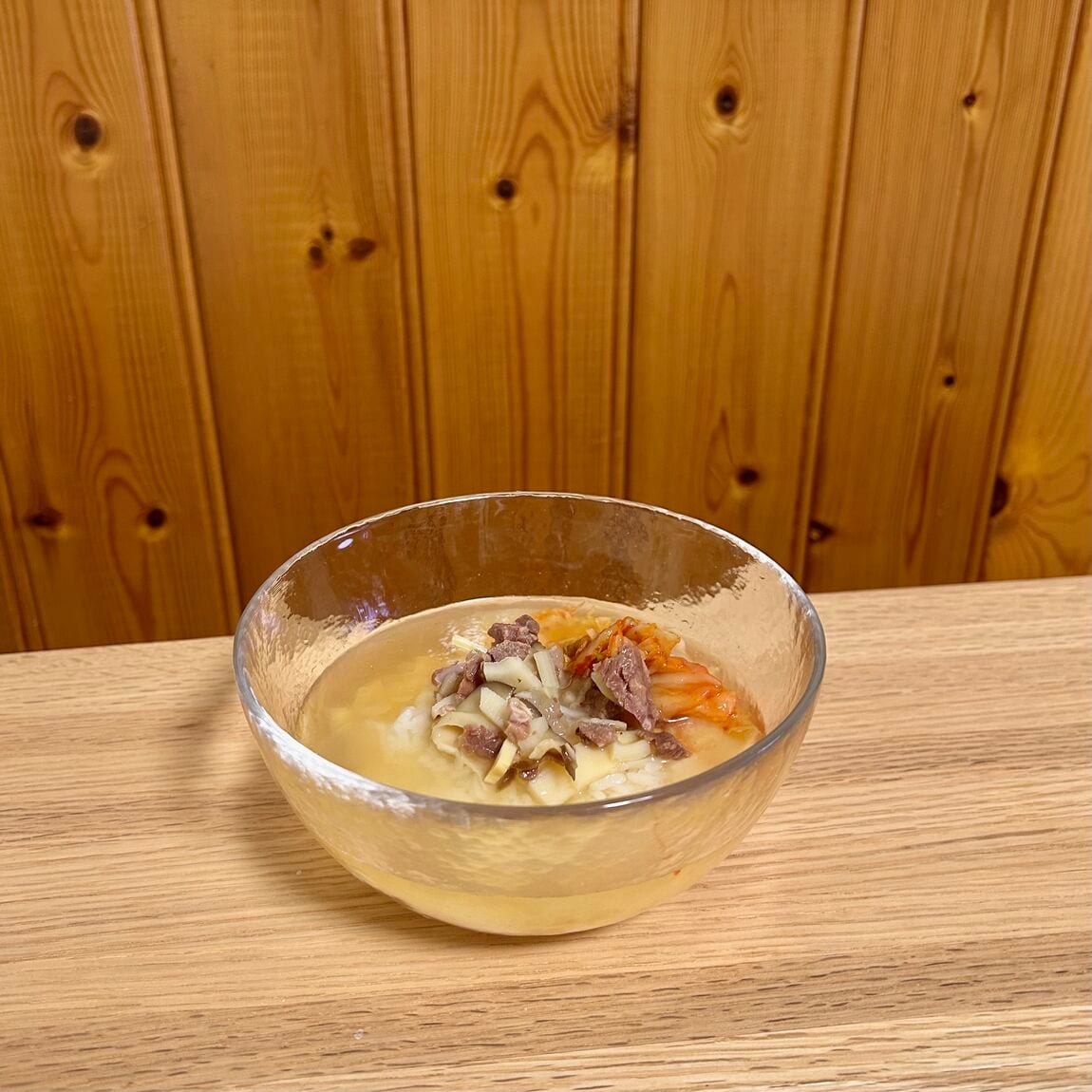 冷やし牛だしクッパにキムチ加えた写真