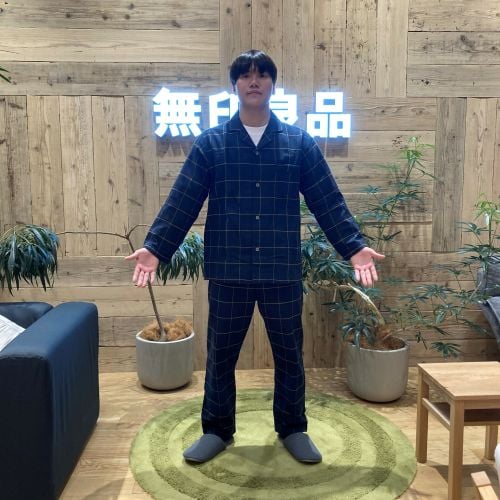 無印良品のフランネルパジャマを着用する男性