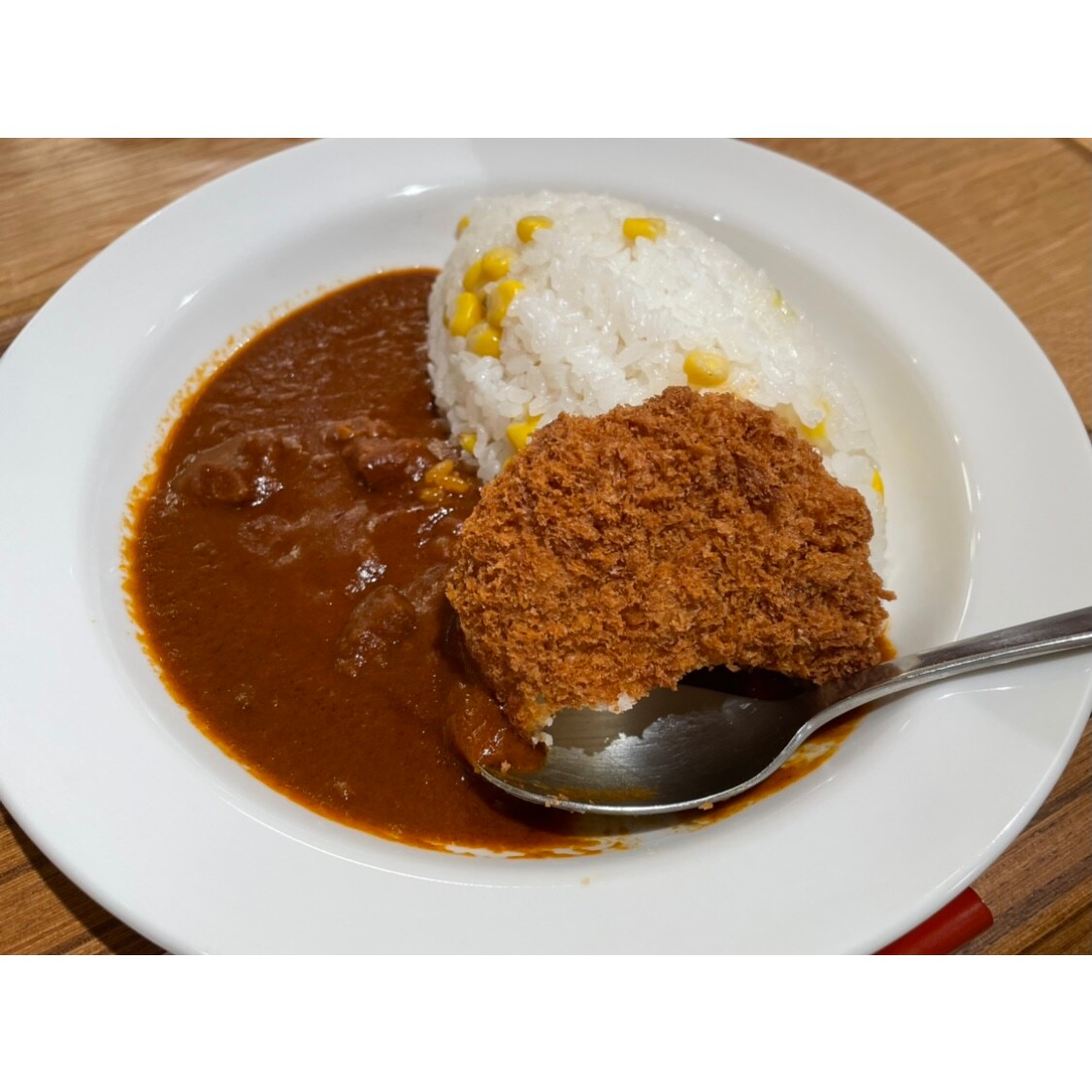 コロッケと一緒にカレー食べてます写真