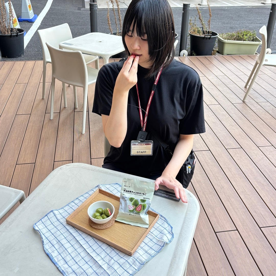 不揃い宇治抹茶チョコがけいちごを食べている様子